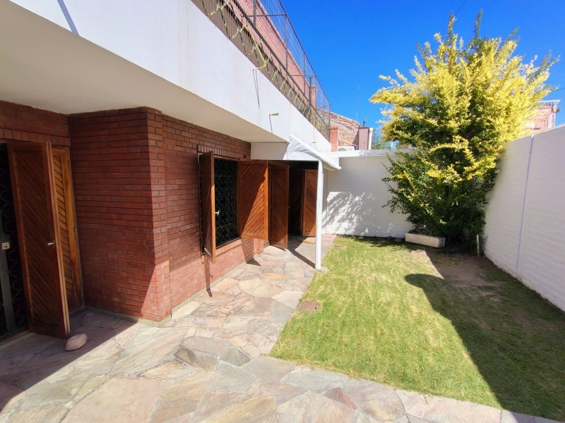 CASA EN 6TA SECCION DE CIUDAD - COCHERAS