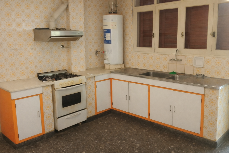 CASA EN CALLE URQUIZA DE CIUDAD - COCHERA