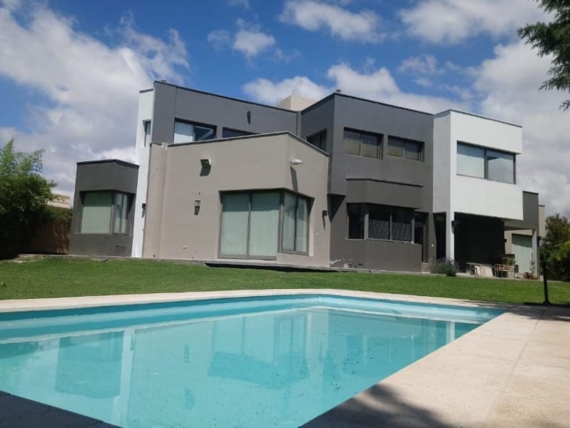 CASA EN COUNTRY VISTALBA CON QUINCHO Y PISCINA