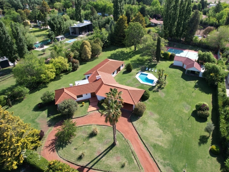 CASA EN CHACRAS DE CORIA CON PISCINA, QUINCHO Y CANCHA DE TENIS