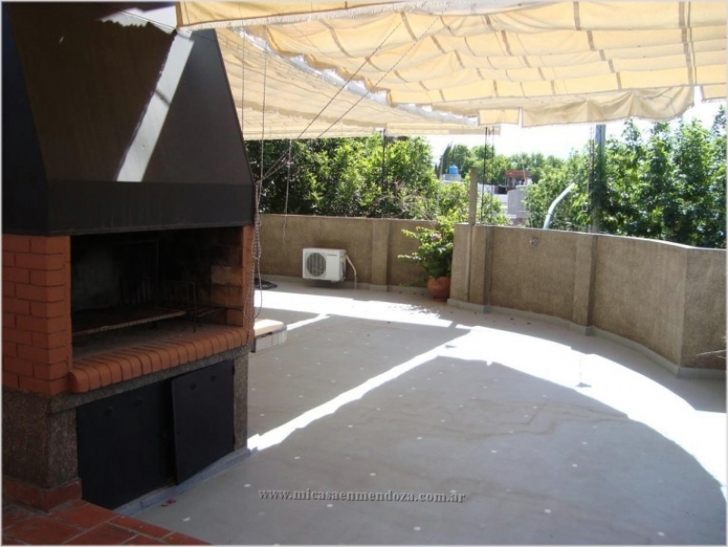 CASA ESQUINA EN CIUDAD DE MENDOZA - 240 M2