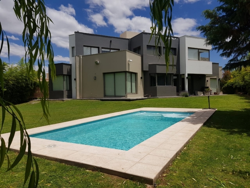 IMPORTANTE CASA EN BARRIO VISTALBA COUNTRY