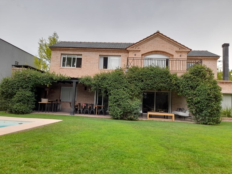 CASA EN VENTA - BARRIO PUEYRREDON