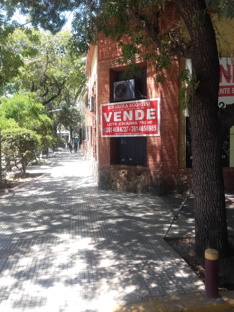 EXCELENTE INMUEBLE ESQUINA DE 752.46M2 FRENTE A PLAZOLETA PELLEGRINI